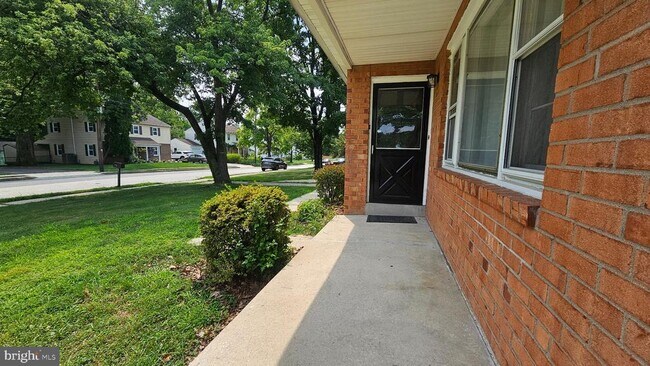 Building Photo - 328 Rees Dr
