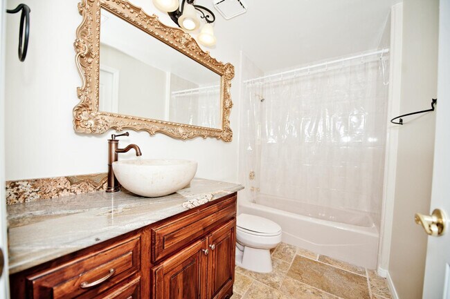 Building Photo - 2322 S Rogers Cir