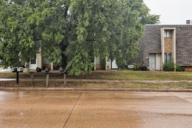 Building Photo - * * * $250 Move-in Special * * * Cute Townhouse in the Heart of Norman, just minutes from OU! * *...