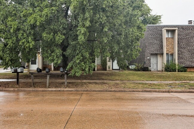 Building Photo - Cute Townhouse in the Heart of Norman, just minutes from OU!