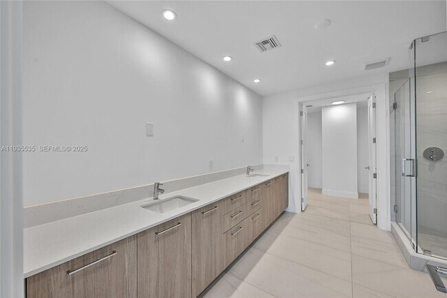 Building Photo - 151 N Seabreeze Blvd