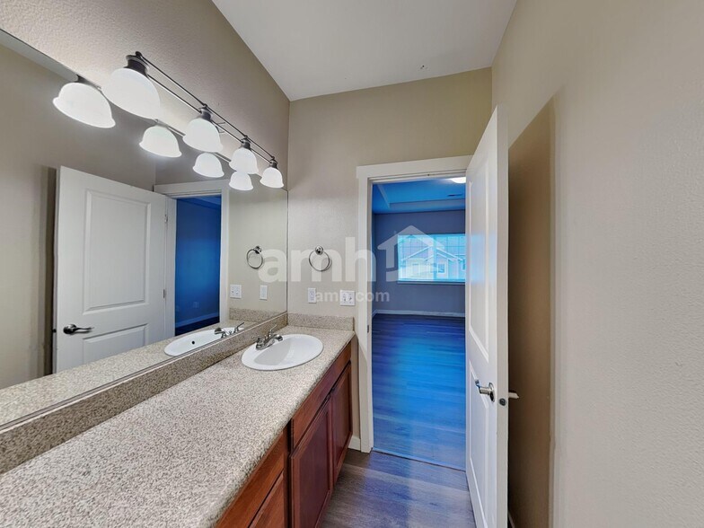 Building Photo - 7353 Rainier Dr