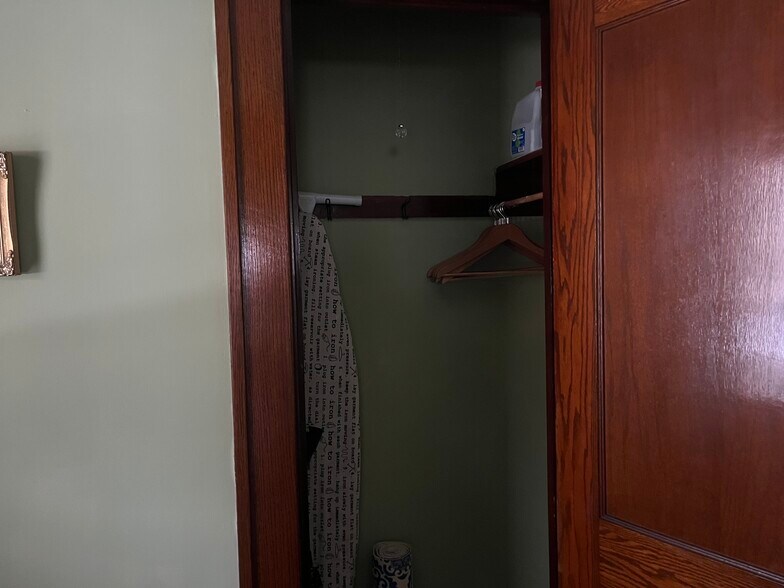 Building Photo - 719 W 2nd St