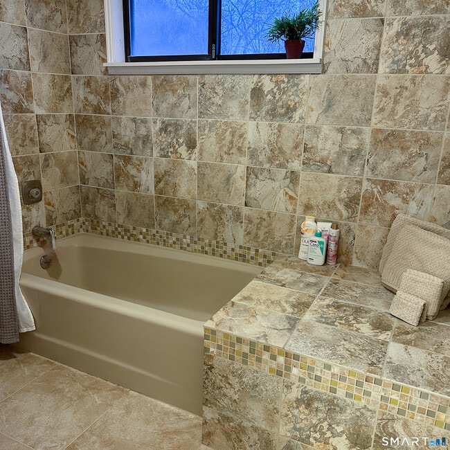 Building Photo - 6 Cove Rd