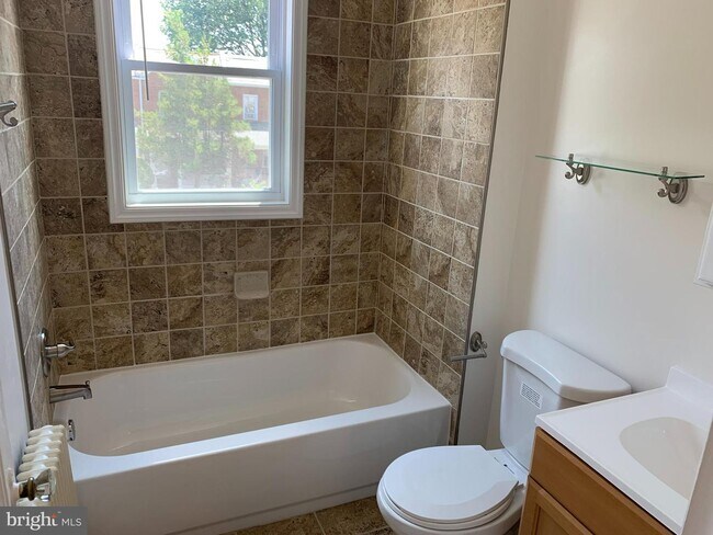 Building Photo - 1326 Holbrook St NE