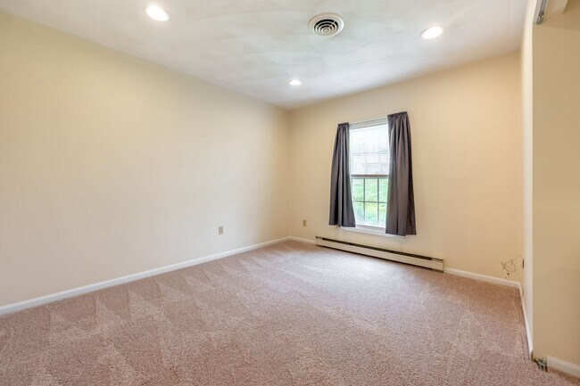 Building Photo - Spacious Ranch Close to Campus