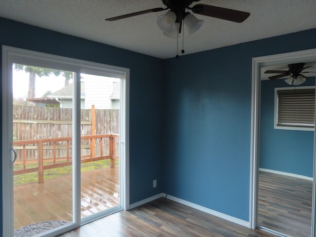 Building Photo - Remodeled 3 Bed/ 1 Bath Avaiable Now in th...