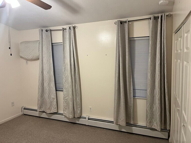 Building Photo - 565 Quaker Ln