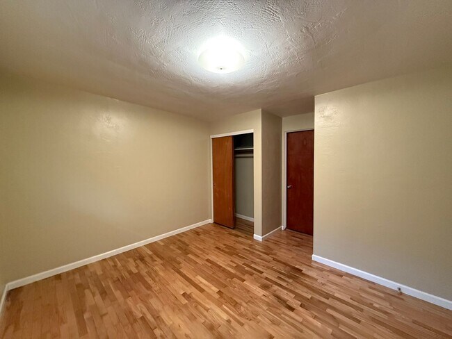 Building Photo - 2950wi