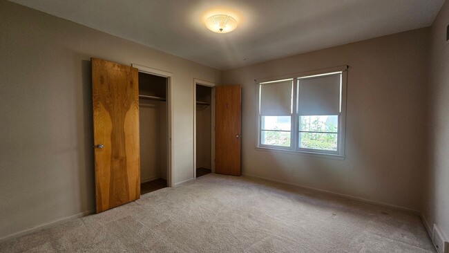 Building Photo - Mid Century 3 Bedroom