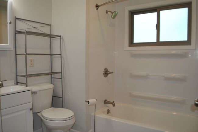 Building Photo - 2 Bedroom 1.5 Bathroom duplex in Hudson