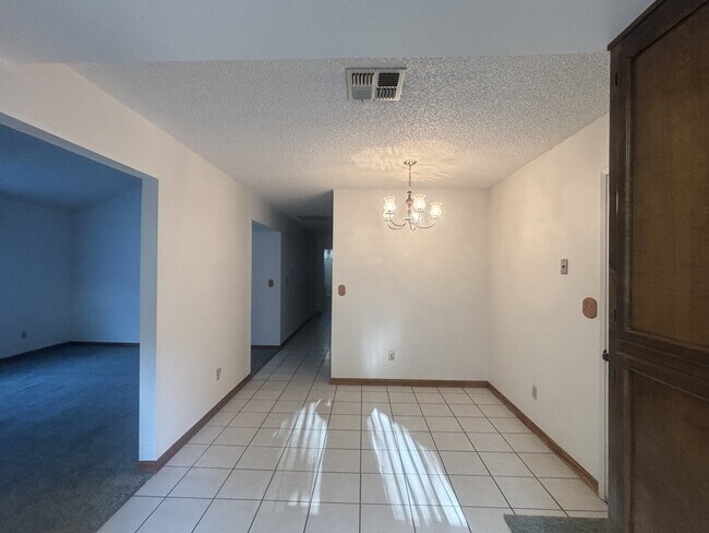 Building Photo - 1712 Shasta Ct