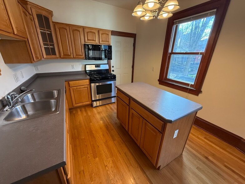 Building Photo - 125 E Johnson St