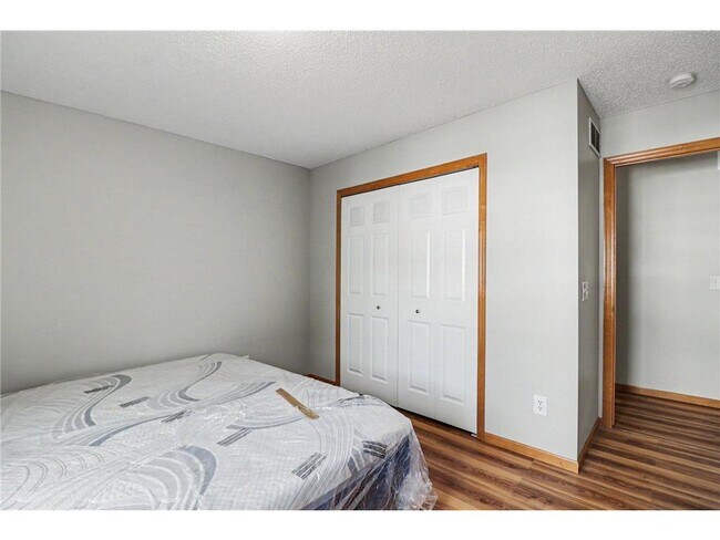 Building Photo - 130 River Woods Dr W