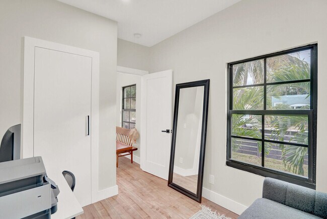 Building Photo - 727 Fernwood Dr