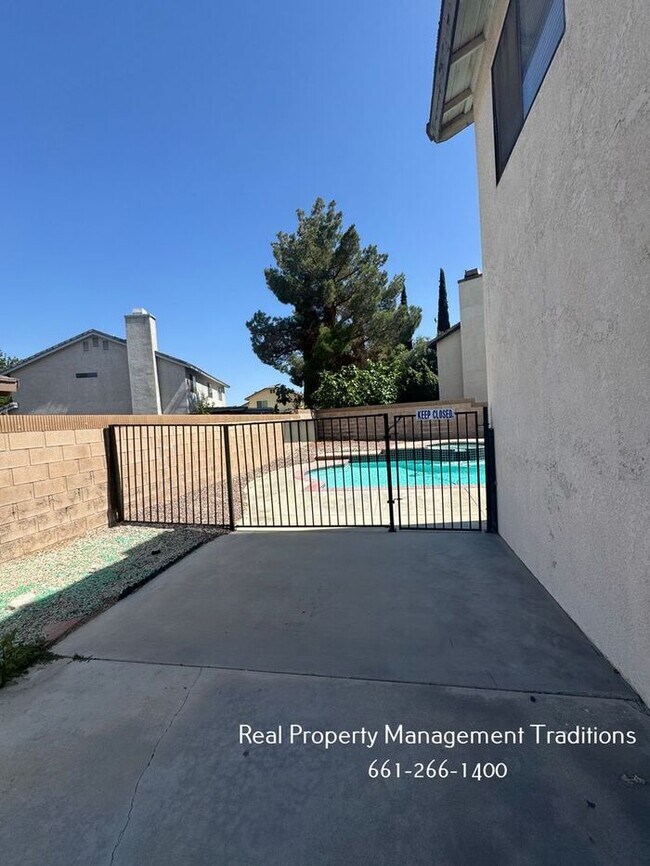 Building Photo - 4 + 3 Pool Home in West Lancaster