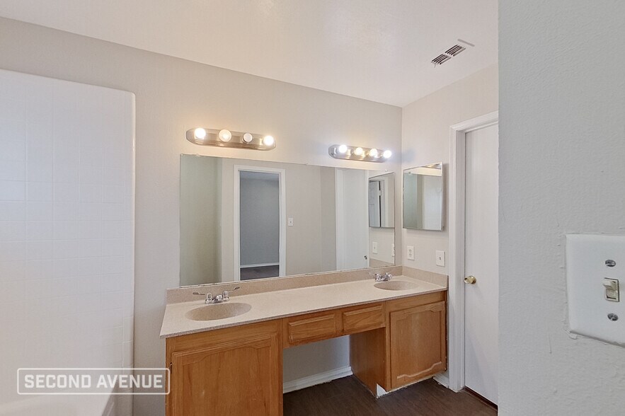 Building Photo - 9124 Pinehaven Dr