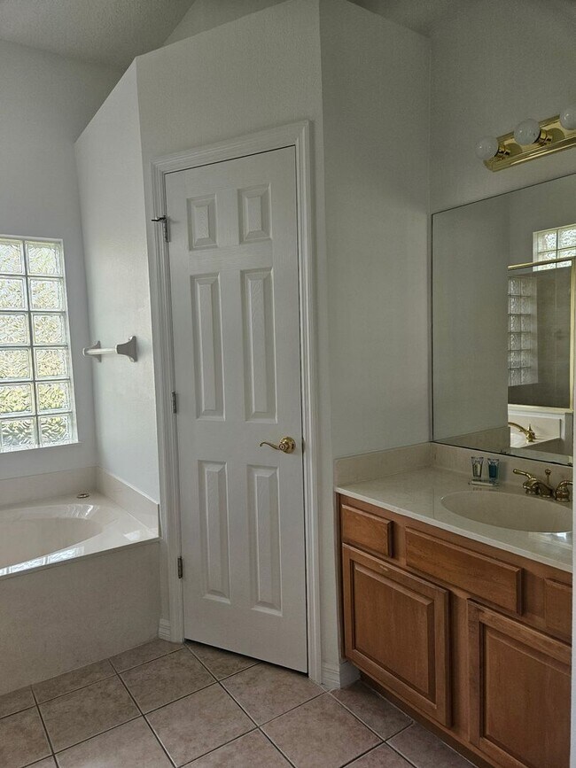 Building Photo - 4 BEDROOM 3 FULL BATH HOME WITH A SCREENED IN POOL IN THE BEAUTIFUL PALM COAST