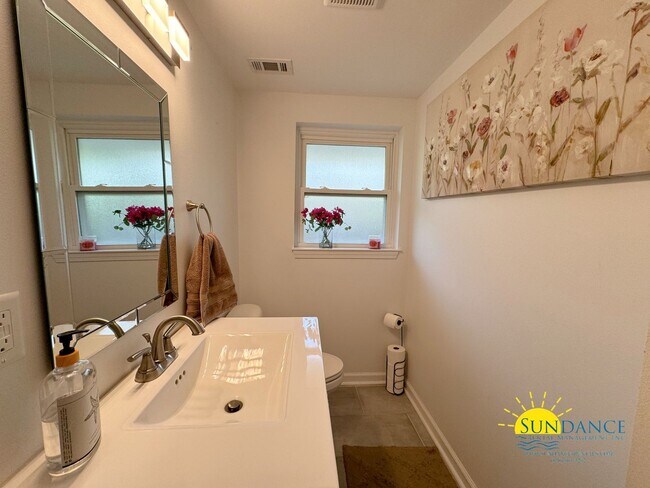 Building Photo - Stunning 3 Bedroom Home near Hurlburt Fiel...