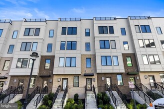 Building Photo - 908 Laurens Aly