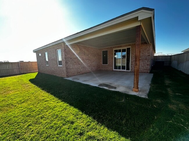 Building Photo - Stunning 3 bedroom Wolfforth - Pre lease f...