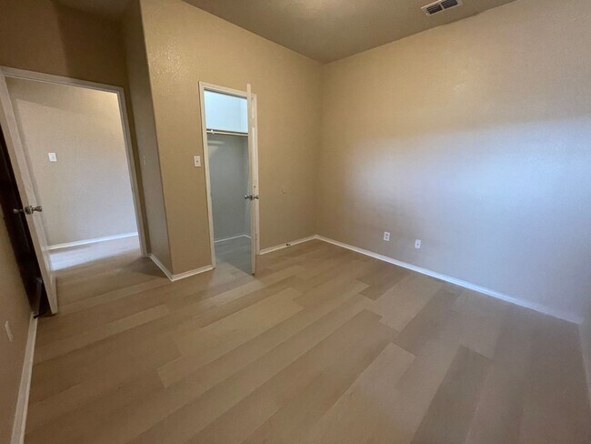 Building Photo - 105-107 Sunburst Court