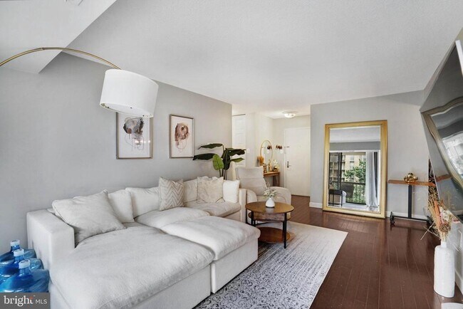 Building Photo - 4500 S Four Mile Run Dr