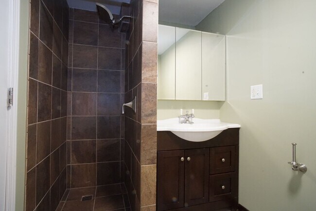 Building Photo - 3 Bedroom / 2 Bath House.  Easy access to US 460 and I 81. Detached Garage / Workshop.