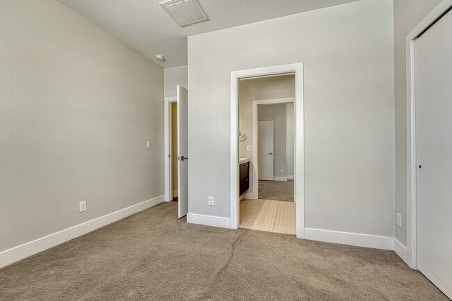 Building Photo - 534 S Lincoln St