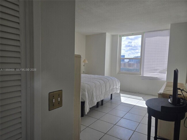 Building Photo - 3505 S Ocean Dr