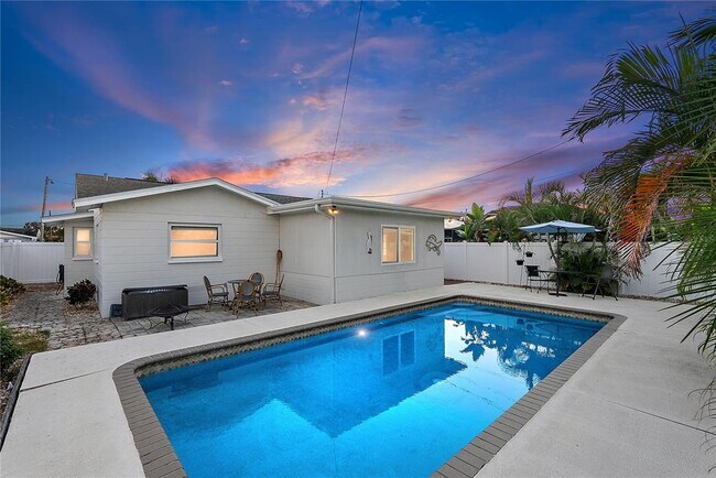 Building Photo - 5635 20th Ave N