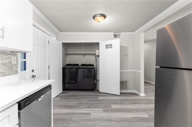 Building Photo - 121 Mark Twain Cir