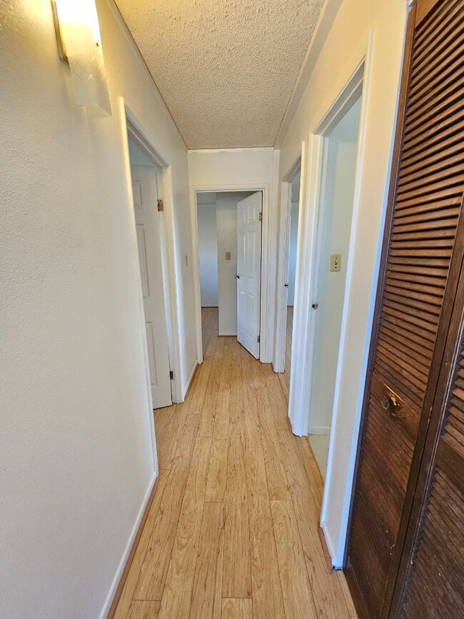 Building Photo - 3 bedroom, 1.5 bathroom and 2 parking condo.