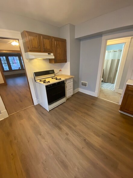 Building Photo - 1320 W 7th St