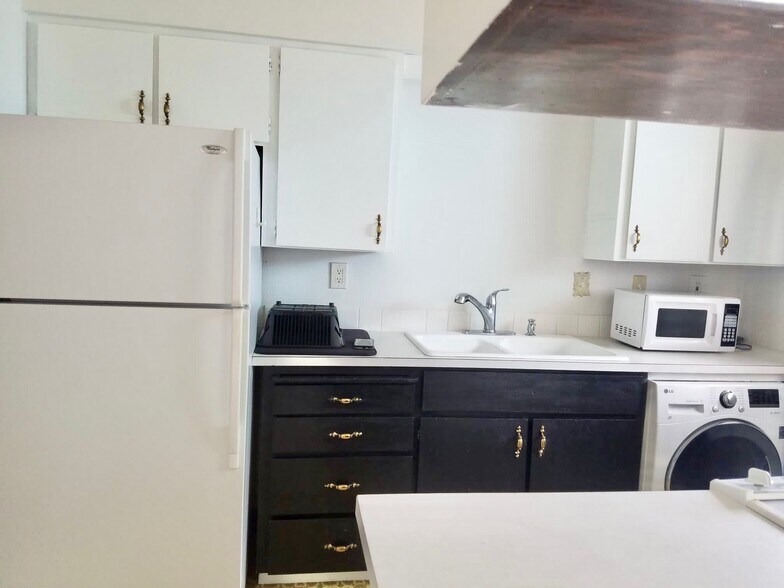 upper kitchen 1 - 626 S Beeman St