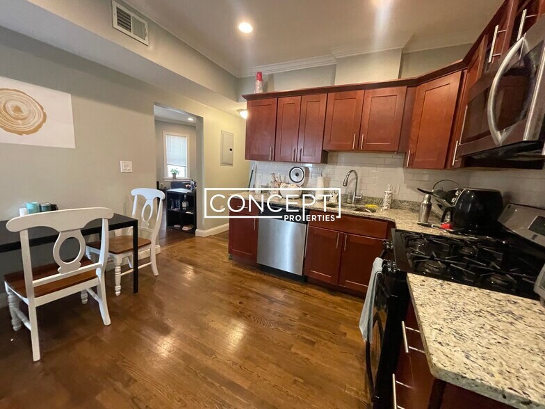 Building Photo - 47 Beech Glen St