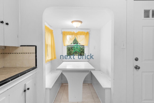 Building Photo - A beautiful 3 bed and 1 bathroom house for rent