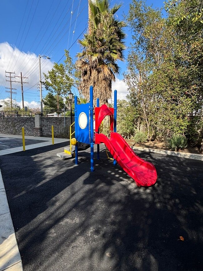 Building Photo - Move-In Ready 4 Bedroom Home Perfect for Professionals & Families