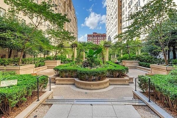 Building Photo - 333 W 56th St