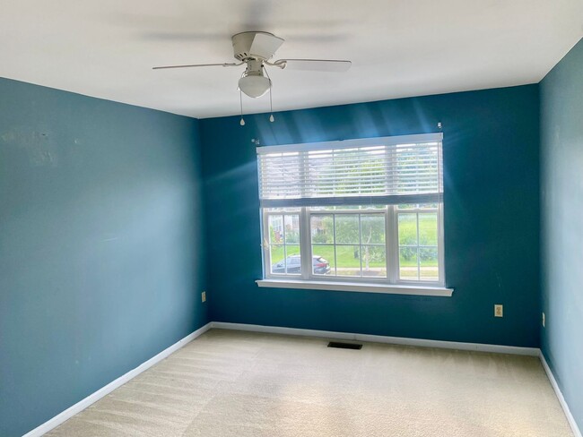 Building Photo - 3 Bedrooms - 2 Full & 1 Half Bath Townhous...