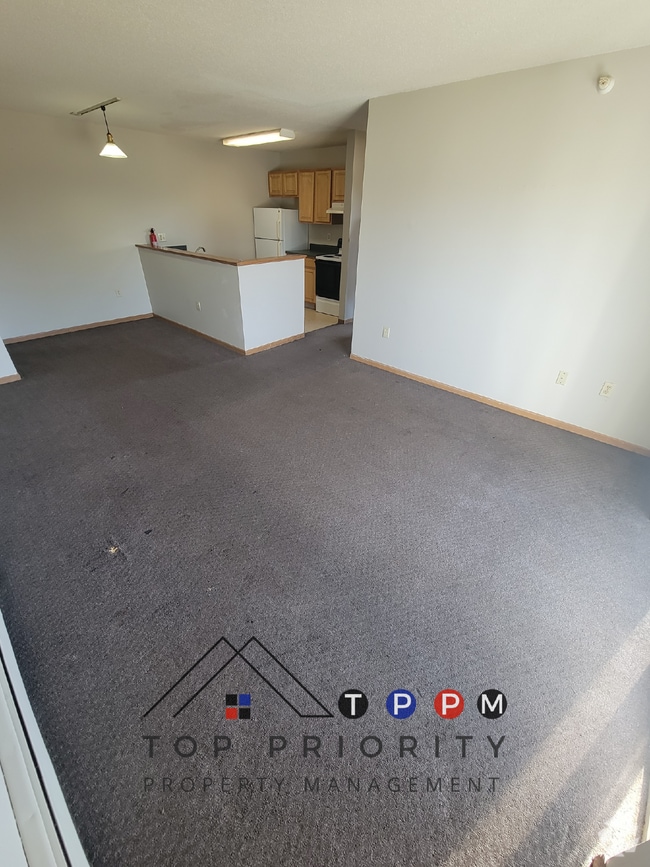 Building Photo - 2 Bedroom | 1 Bathroom Unit in Oelwein Ava...