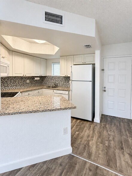 Building Photo - 8255 Lake Dr