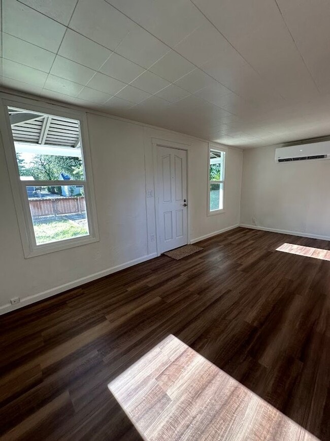 Building Photo - Charming One Bedroom in the Heart of Red Bluff! Pet Friendly!