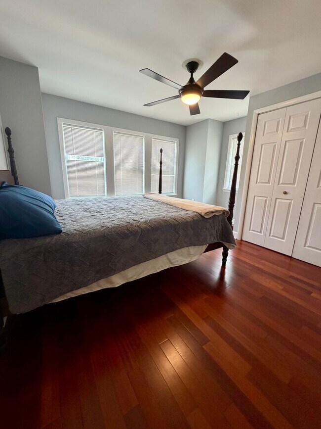 Building Photo - Stunning 4-Bed/2-Bath Home in the heart of Lansdowne! Available First Week of September!