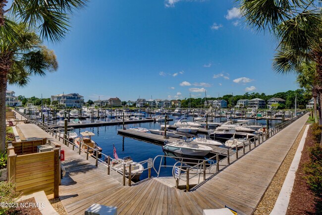 Building Photo - 3350 Club Villas Dr