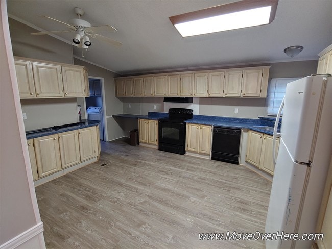 Building Photo - 402 Country Walk Ln