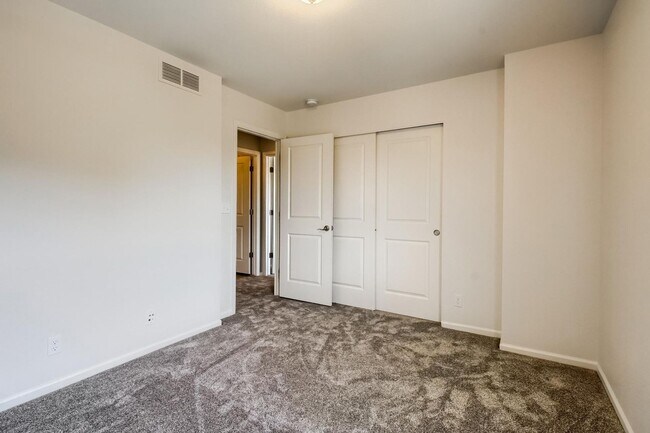 Building Photo - 3 Bed 2.5 Bath End Unit Home with FENCED Y...