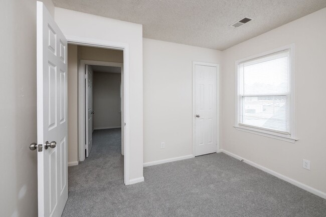 Building Photo - Newly Renovated 3 Bedrooms 2.5 Bathroom Home