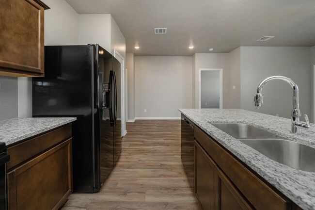 Building Photo - Bright & Cozy Townhome
