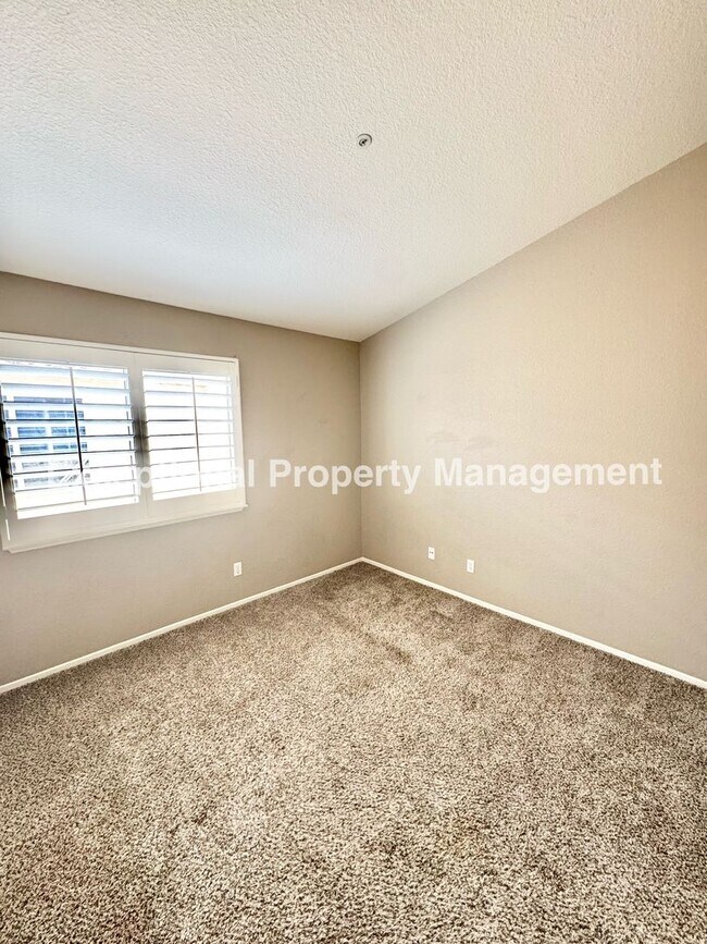 Building Photo - Great 4 bed 3 bath home in Fontana